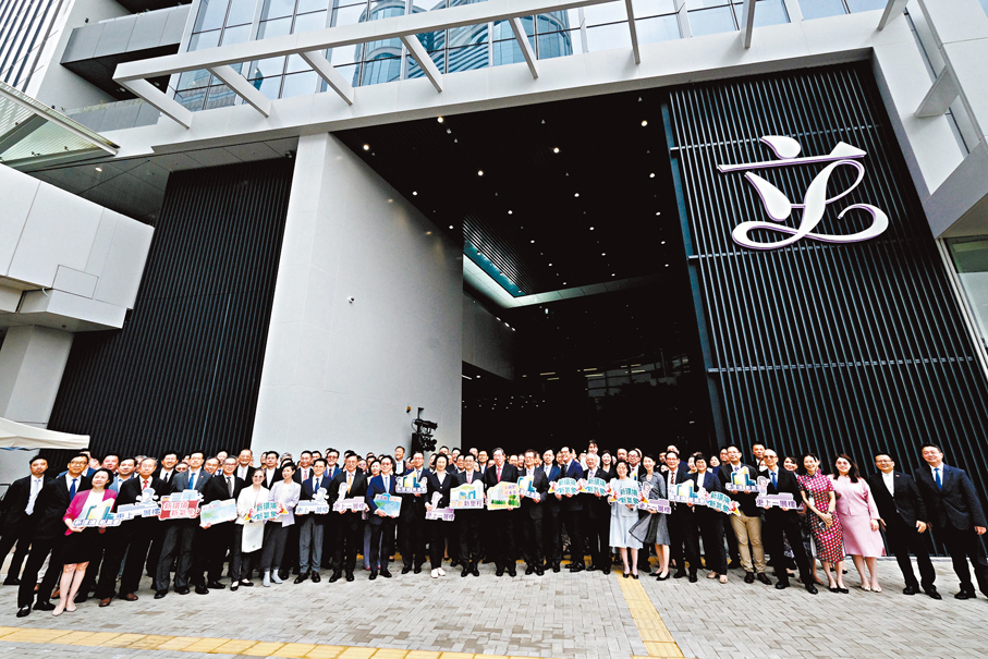 ●立法會大樓擴建竣工儀式昨日舉行，李家超、梁君彥與議員合影留念。香港文匯報記者涂穴  攝