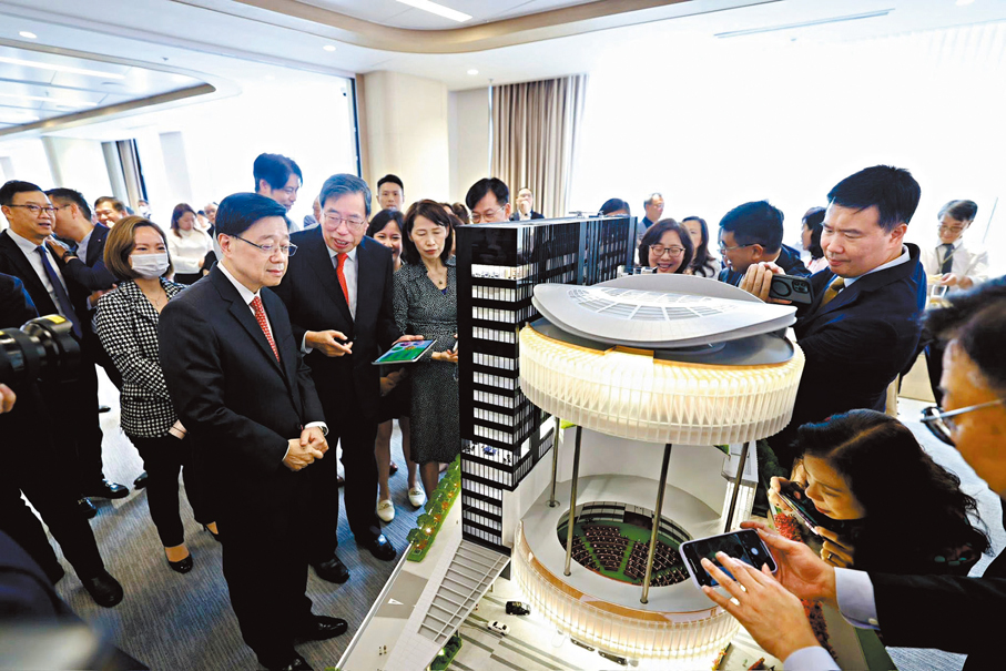 ●李家超欣賞擴建後立法會大樓新面貌的微模型。李家超Fb圖片