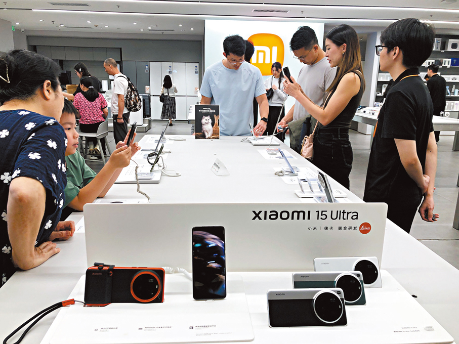 ●廣東推出多措施吸引港澳居民北上消費。圖為民眾在廣州購買手機產品。  香港文匯報記者方俊明 攝