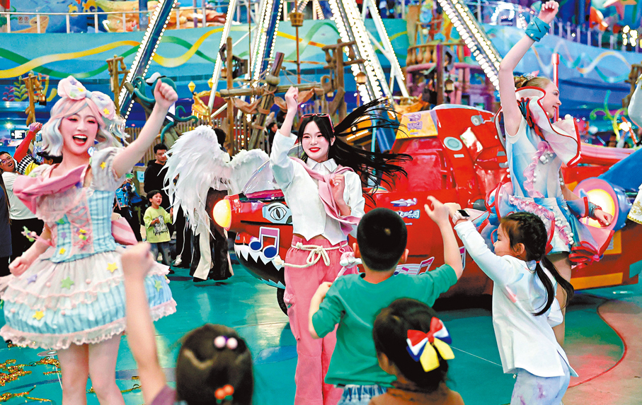 ●港澳居民北上遊玩消費近年持續掀起熱潮。圖為親子家庭參與廣東樂園活動。 香港文匯報記者方俊明  攝