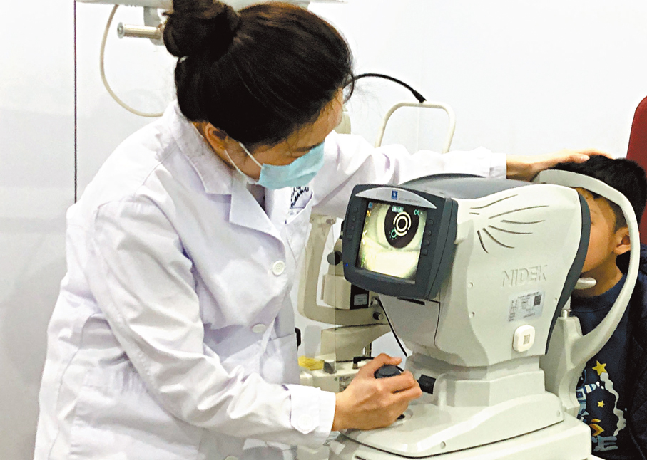 ●廣東爭取簡化港澳醫師在粵執業手續，吸引更多外資來粵辦醫療。圖為醫生診療現場。 香港文匯報記者方俊明  攝