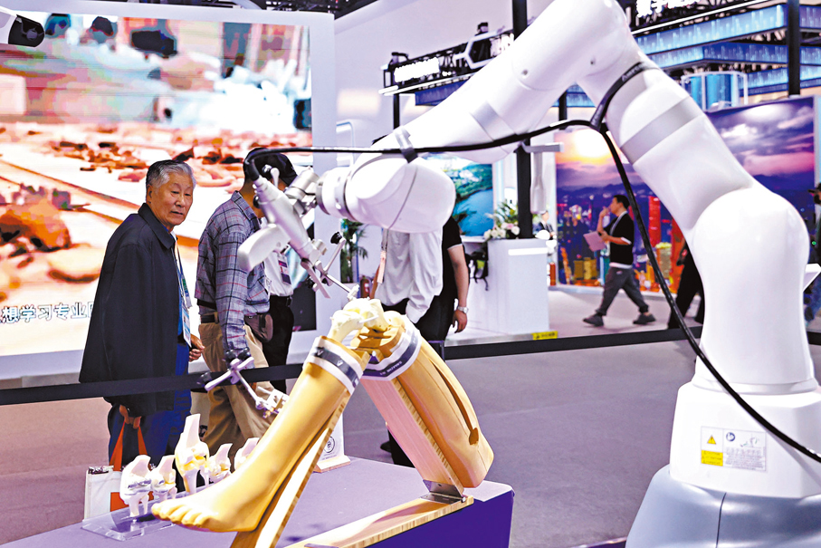 ●長木谷醫療展台，全球首創的人工智能+全骨科手術機器人ROPA在演示「膝關節置換手術」。    中新社