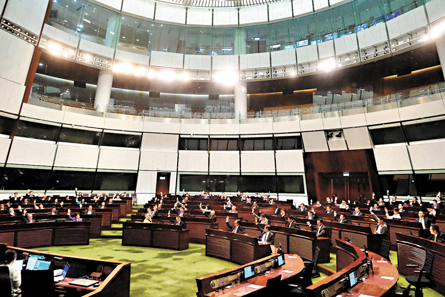●由馬逢國提出「堅定團結迎抗關稅貿易戰，強化香港國際窗口效能」的議員議案，以及由嚴剛、蘇長荣提出的修正案，均獲立法會在席兩部分議員各過半數贊成通過。 香港文匯報記者涂穴  攝