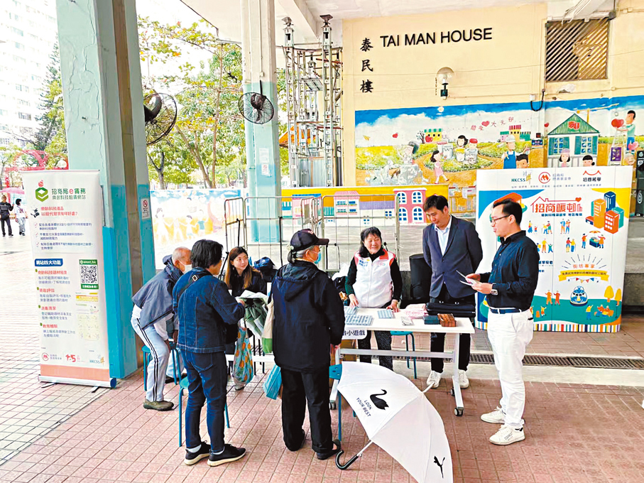 ●胡綽謙向市民宣傳及講解科技產品。   受訪者供圖