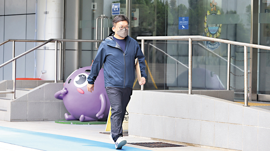 ●鄭敬基的表弟簡偉成昨日在沙田警署完成調查後離開警署。 香港文匯報記者黃艾力  攝