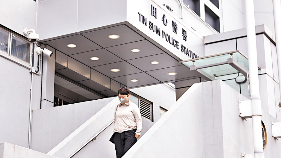 ●鄭敬基的表弟婦李寶恩昨日在田心警署完成調查後離開警署。 香港文匯報記者黃艾力  攝