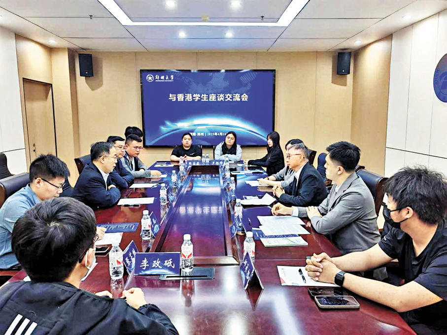 ●圖為駐武漢辦早前到訪鄭州大學與港生交流，並呼籲同學登記做選民。政制及內地事務局 Fb圖片