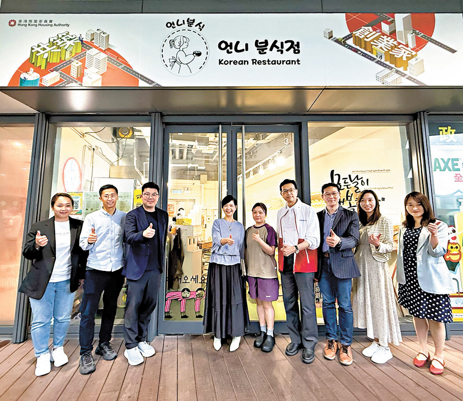 ●何永賢日前與議員等探訪參加「共築·創業家」首階段計劃的韓式餐廳。 梁子穎Fb圖片