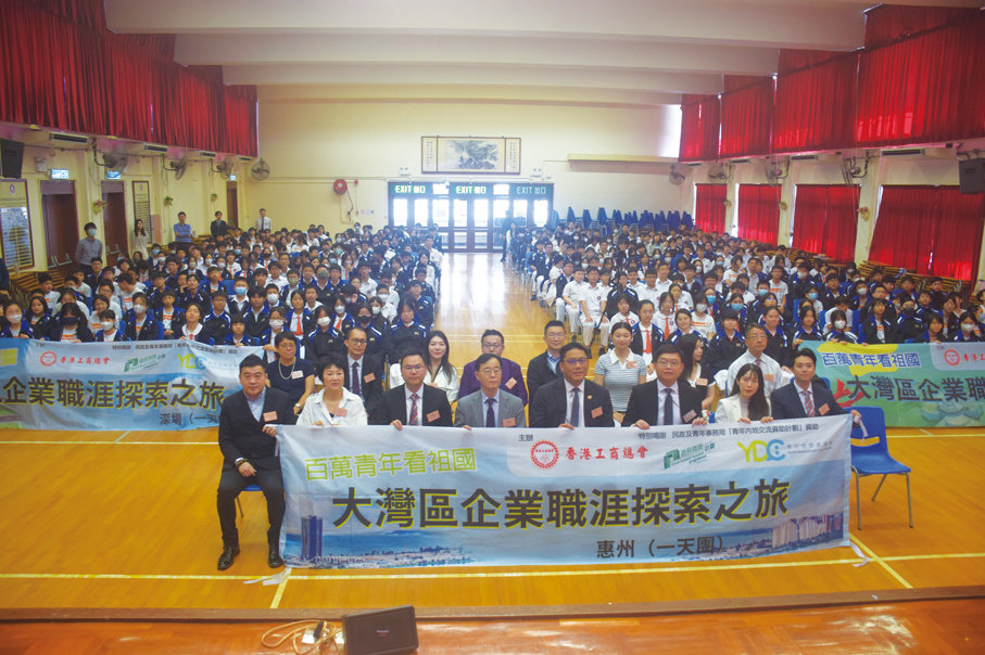 ●主禮嘉賓與學生們大合照，共同見證活動成果。