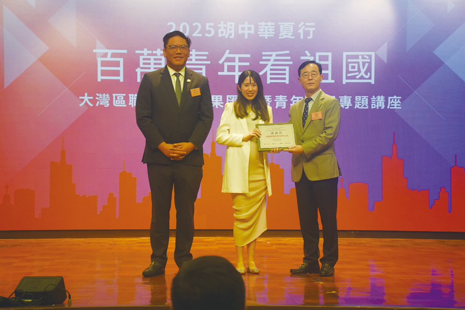 ●梁宏正（左）、江達可（右）代表香港工商總會頒發感謝狀予信義玻璃控股有限公司。