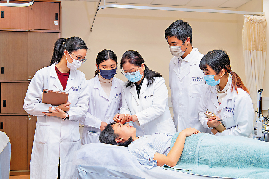 ●圖為浸大中醫學學士及生物醫學理學士課程學生進行臨床實習。 受訪者供圖