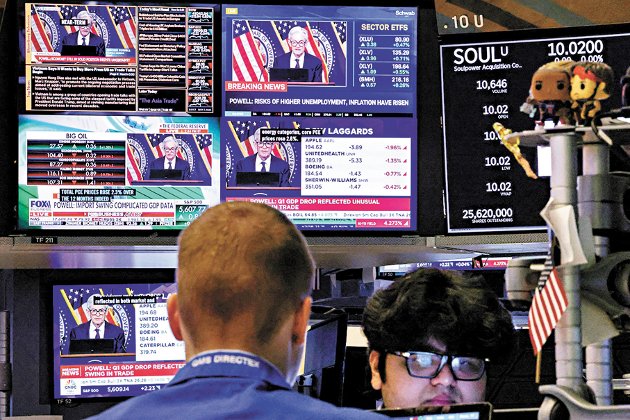 ●在特朗普政策下，美國市場不確定性高企，令大批投資者轉投非美元資產。圖為美國證券交易員觀看美聯儲議息新聞。 路透社