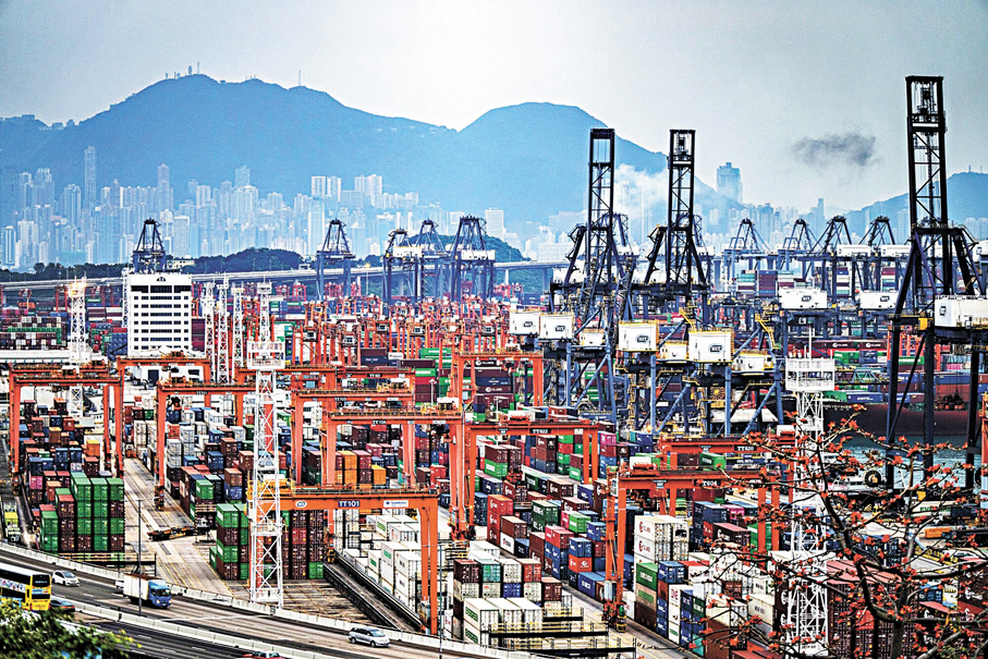 ●有分析認為，面對國際經貿秩序重整大局，香港必須適時部署。圖為葵青貨櫃碼頭。 資料圖片