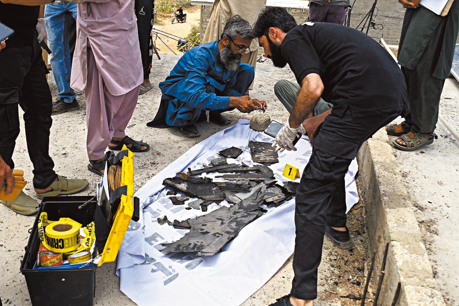 ●巴基斯坦調查人員收集印度無人機碎片。 美聯社