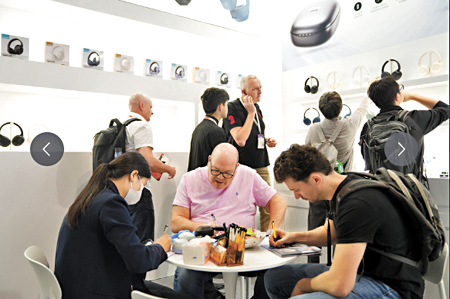 ●今年前4個月，深圳市和各區共已經助力近4,000家企業赴境外參展。圖為內地企業參加香港展覽，吸引許多外國客戶。 深圳傳真