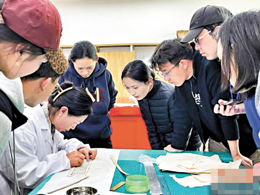 ●西藏大學圖書館特藏部老師德吉曲珍為學生上古籍修復課程，所使用的為仿真古籍。