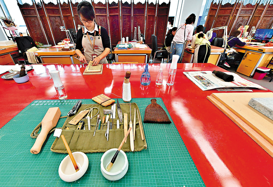 ●古籍修復師修復古籍時需要的工具。 