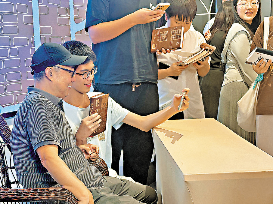 ●葉兆言帶新書在廣州花城文學院和年輕讀者交流。