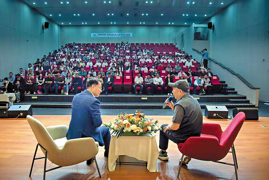 ●葉兆言早前在廣州花城文學院開展名為「從三流到一流作家」的講座。 譯林出版社供圖