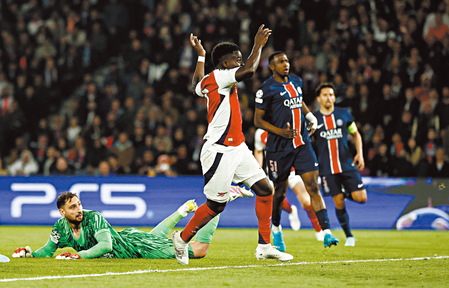 ●布卡約沙卡（紅衫）射入一球，卻在關鍵時刻錯失了一次入球機會。  路透社