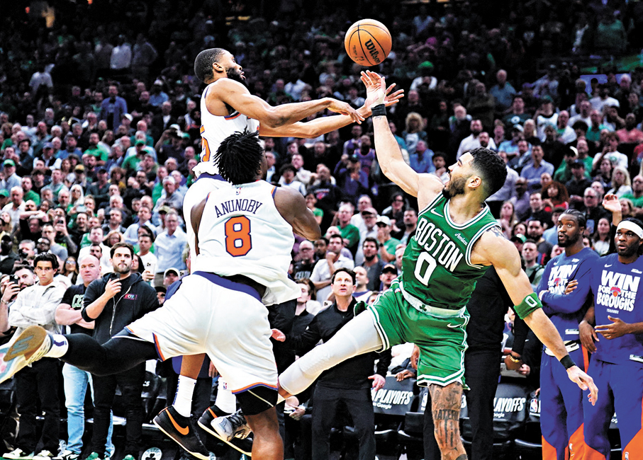 ●在重要關頭，布里捷斯偷走積遜達頓（0號）的球。  路透社