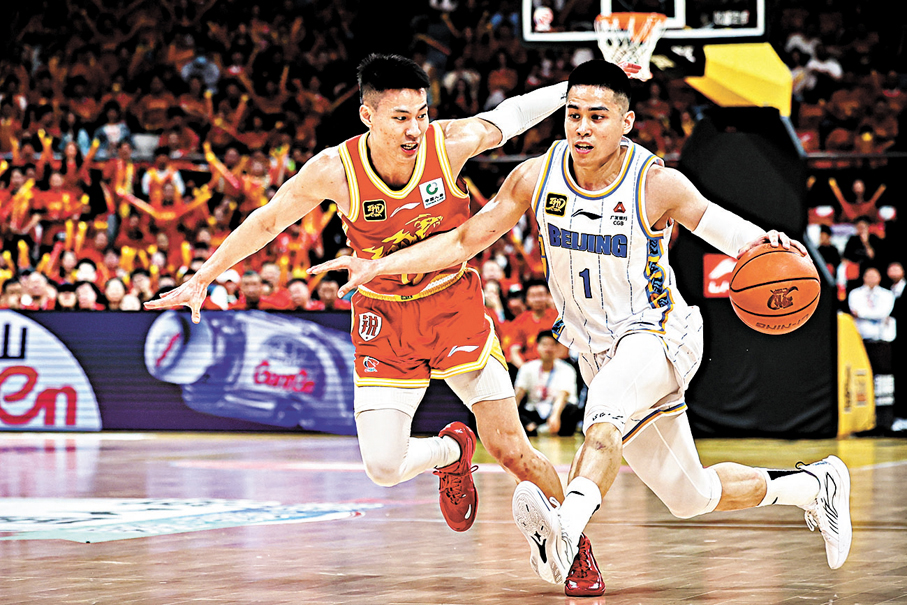 ●北京隊球員陳盈駿（白衫）帶球突破。 新華社