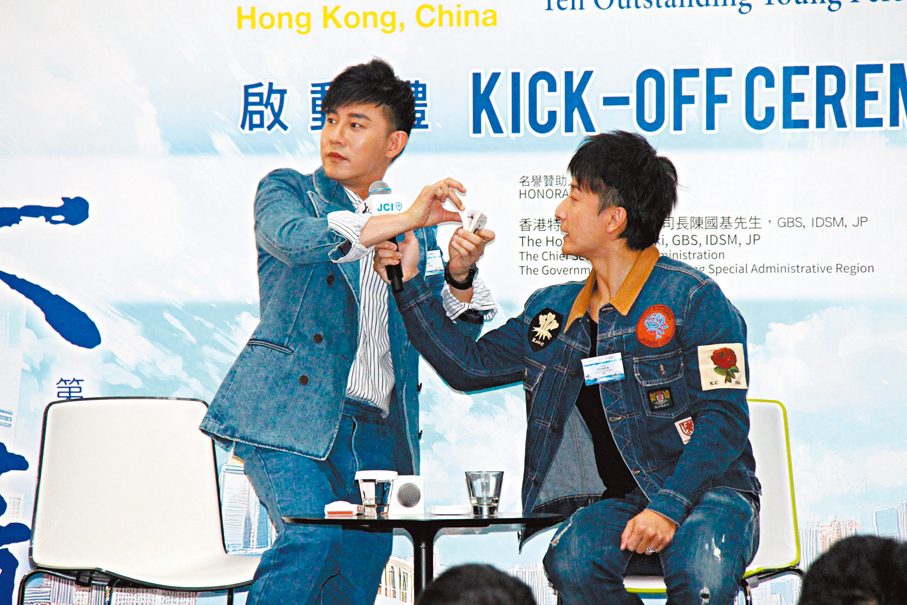 ●甄澤權（左）與小方表演小魔術娛賓。   達里 攝