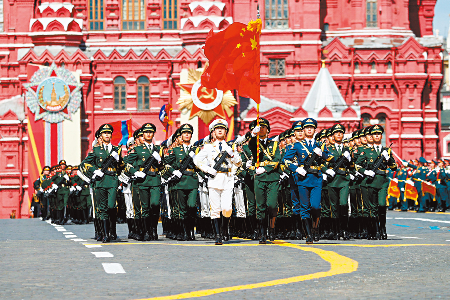 ●當地時間9日,在俄羅斯首都莫斯科,中國人民解放軍三軍儀仗隊方隊參加紀念蘇聯偉大衛國戰爭勝利80周年閱兵式。 新華社