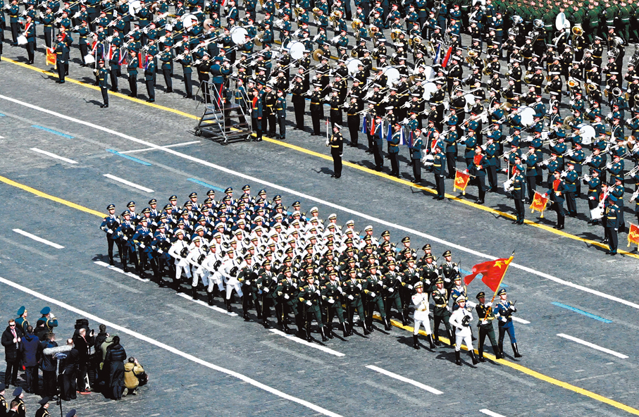 ●中國人民解放軍三軍儀仗隊方隊邁着堅定有力的步伐。路透社