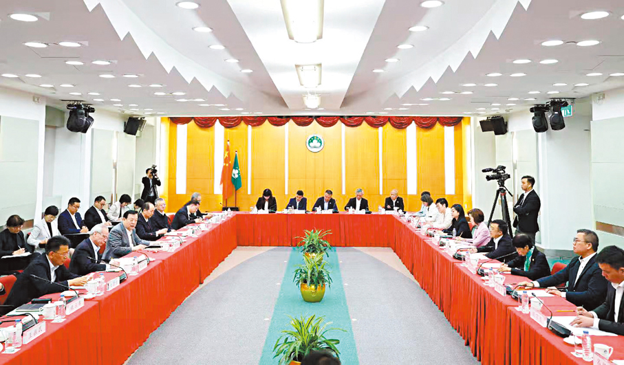 ●夏寶龍昨日在岑浩輝陪同下,在澳門特區政府總部與14個愛國愛澳團體代表舉行座談會,了解澳門政府施政與民生社情的發展和意見。 國務院港澳辦網站圖片