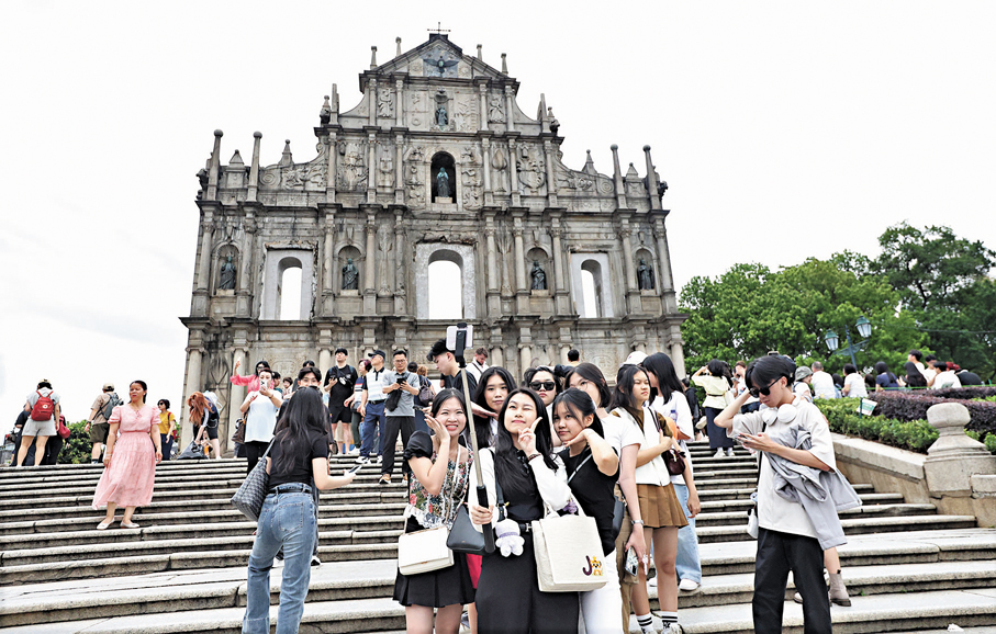 ●文化旅遊業是澳門經濟適度多元發展的重要一環。圖為遊客在澳門大三巴打卡留念。 香港文匯報記者曾興偉 攝