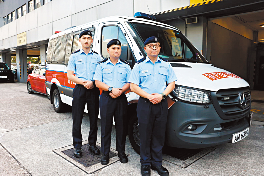 ●右起:警員官偉文、署理警署警長周國欣、警員林千峰。 香港文匯報記者鄧偉明 攝