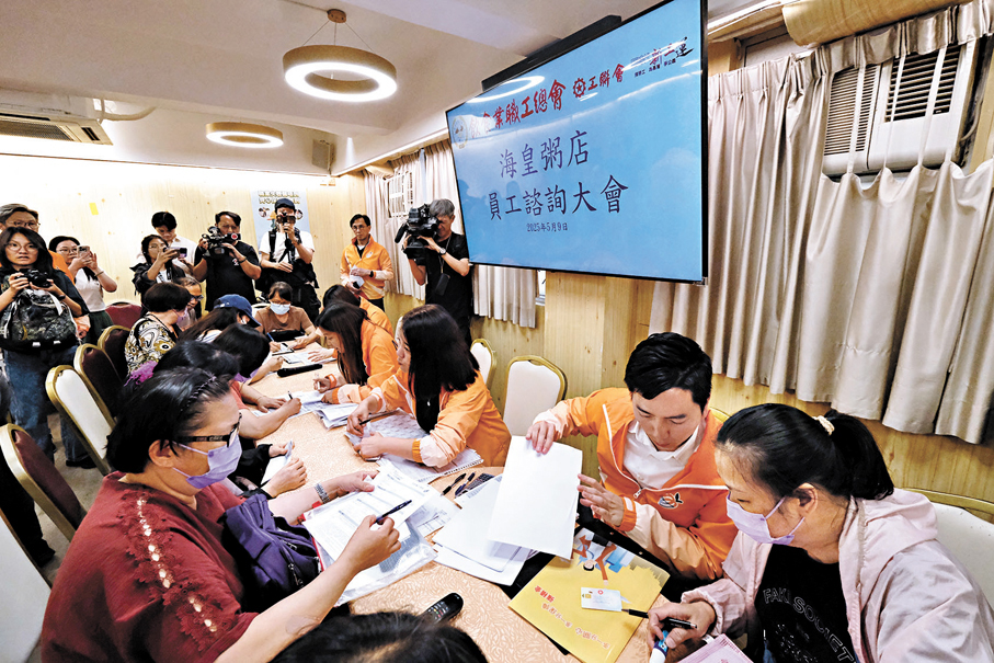 ●工聯會請來積金局代表講解強積金追討情況,並為員工即場登記及提供資訊。 香港文匯報記者涂穴 攝