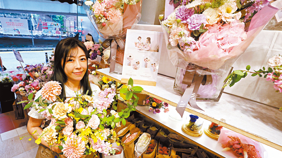 ●花店店東Cherry預計,母親節當日共計有300束鮮花訂單,以網上訂單與熟客為主。 香港文匯報記者黃艾力 攝