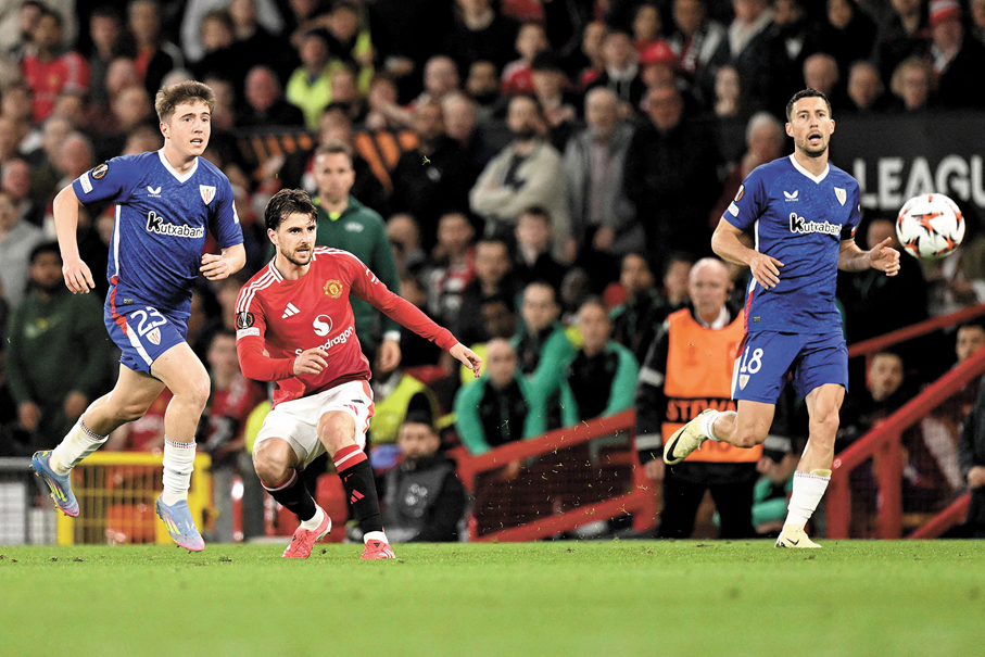 ●美臣蒙特（左二）炮製出一記「碧咸式」精彩遠射入球。  法新社