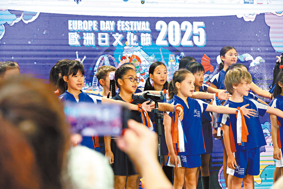 ●小朋友在「2025歐洲日文化節」上合唱法國童謠《小鳥與孩童》。 香港文匯報記者萬霜靈 攝