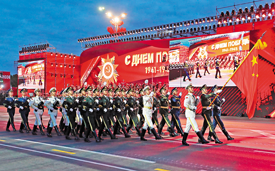 ● 5月9日，在白俄羅斯首都明斯克，中國人民解放軍儀仗司禮大隊抽組儀仗分隊參加紀念蘇聯偉大衛國戰爭勝利80周年閱兵式。 新華社