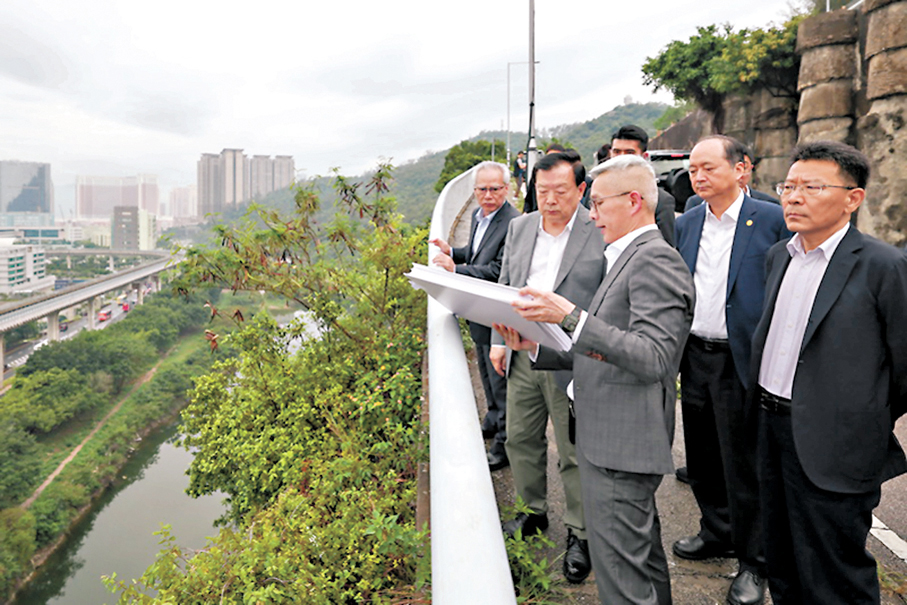 ●夏寶龍考察澳門多元產業發展用地規劃情況。 國務院港澳辦網站圖片