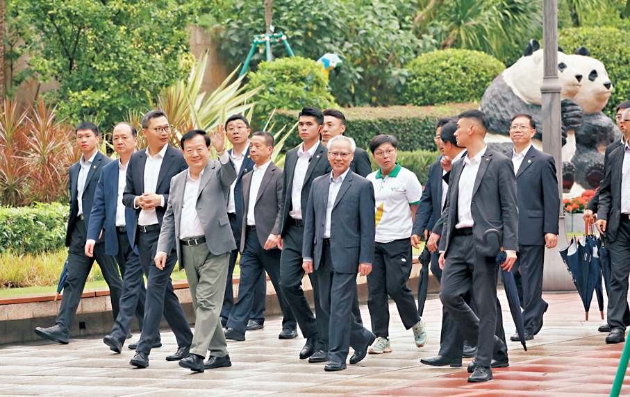 ●夏寶龍參觀考察澳門大熊貓館。  香港文匯報記者曾興偉  攝