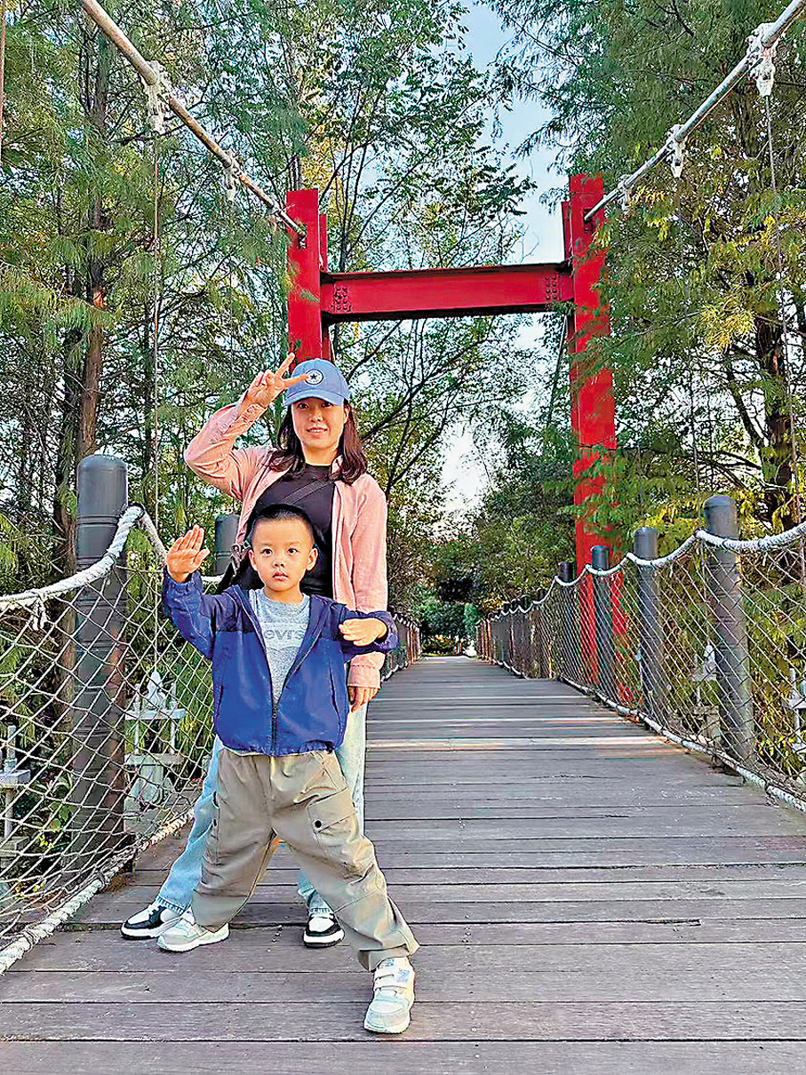●陳菁菁與孩子泡泡共同參與樹林探險活動,發現童趣。香港文匯報上海傳真