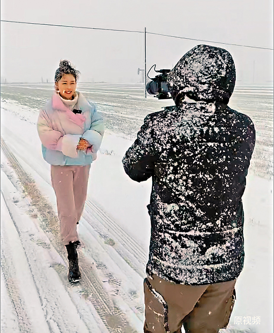 ●欒佳穎冒雪進行採訪。 香港文匯報山東傳真
