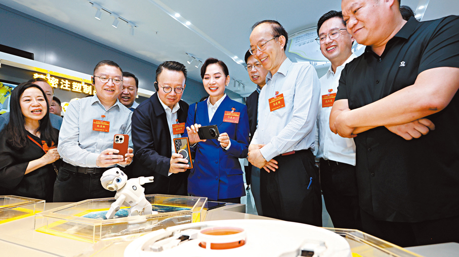●調研組在澄海區高德斯精密科技有限公司參觀。 香港文匯報記者黃偉邦  攝
