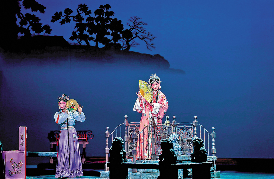 ●上海昆劇團全本昆曲《牡丹亭》在武漢劇院上演。
