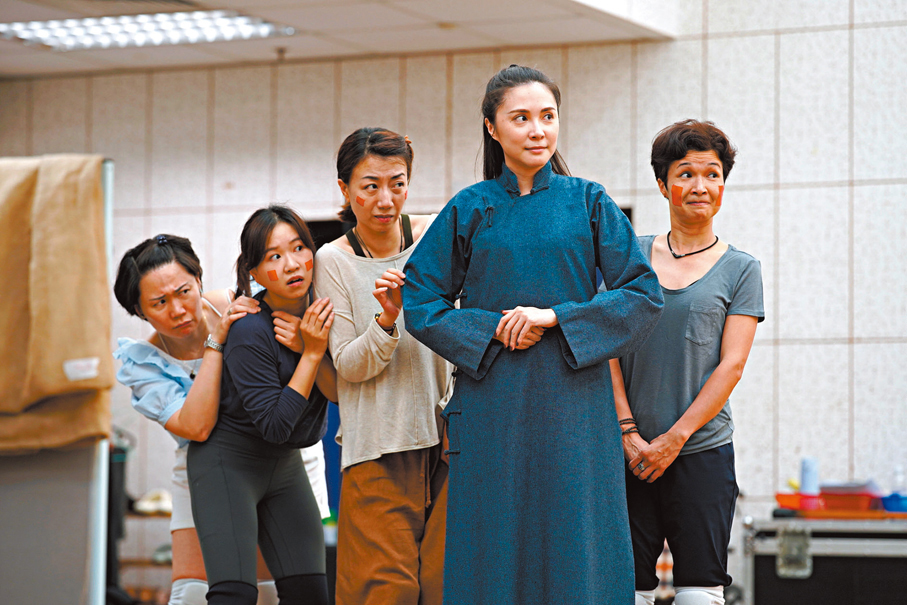 ●《塘西馴悍記》排練照,作品以昔日塘西為背景建構故事。 圖片:Eve Yang
