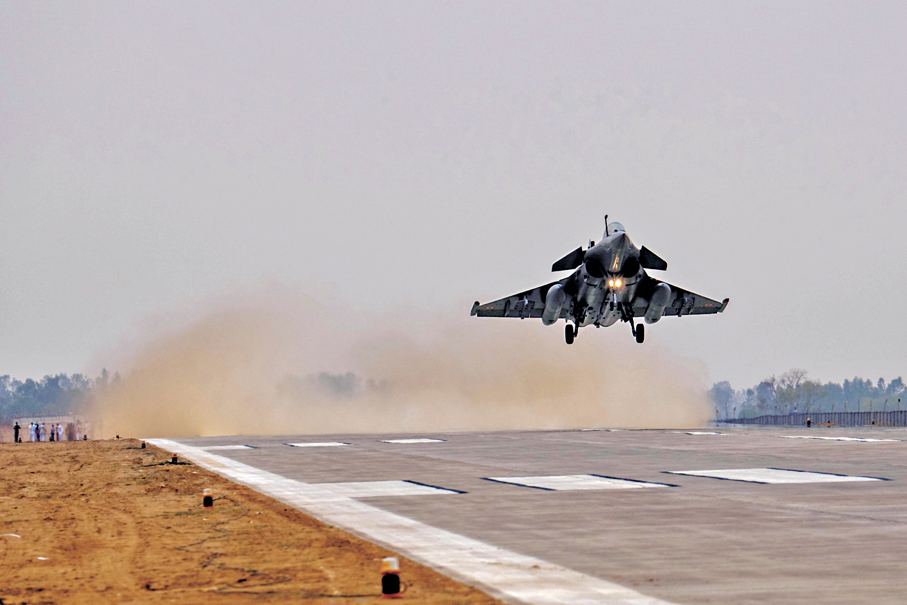 ●一架印度空軍戰機進行飛行演練。  美聯社