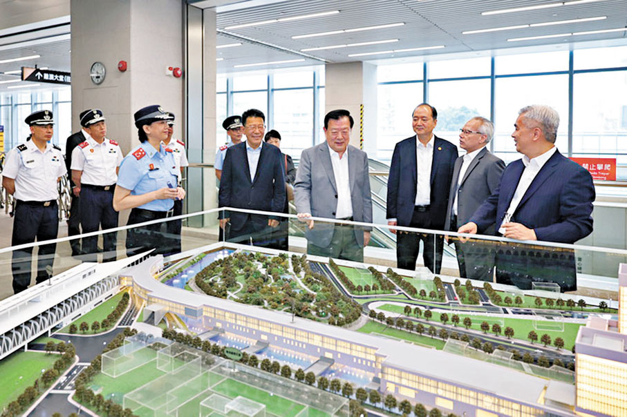 ●夏寶龍考察青茂口岸。 國務院港澳辦網站圖片