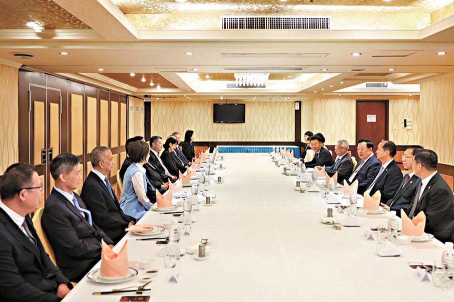 ●夏寶龍與部分澳區全國人大代表和全國政協委員見面交流。 國務院港澳辦網站圖片