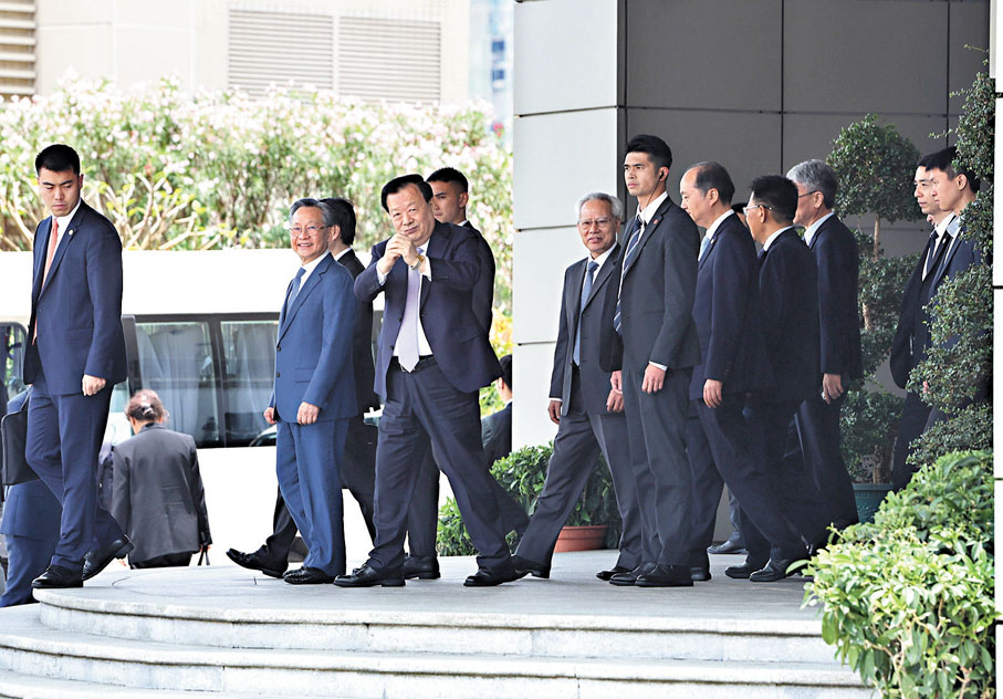 ●夏寶龍與立法會議員座談後離開會場,其間向在場記者拱手致意。 香港文匯報記者曾興偉 攝