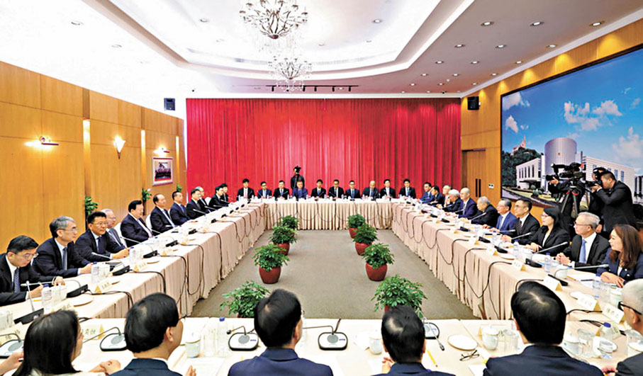 ●夏寶龍與全體立法會議員座談。 國務院港澳辦網站圖片