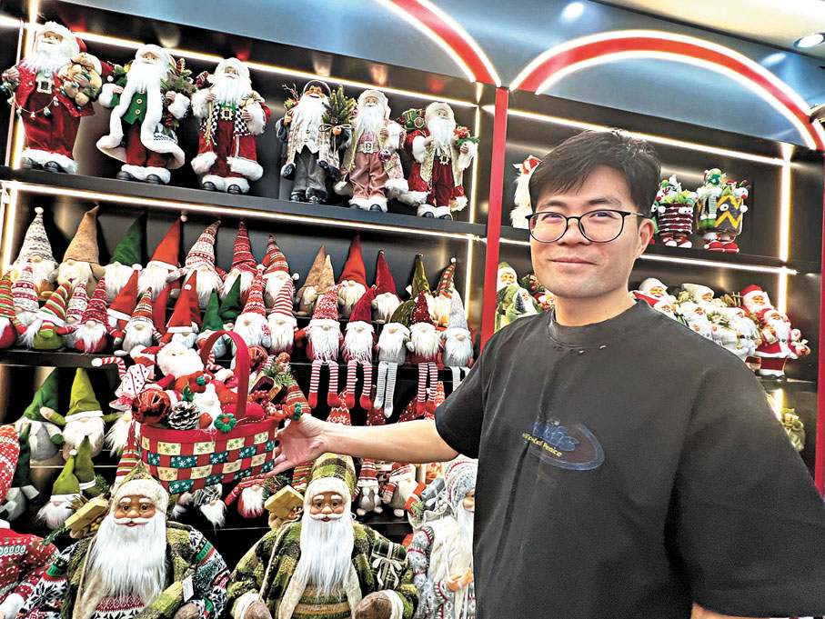 ●龔永強向香港文匯報記者展示向亞洲地區銷售的新款聖誕編織籃。